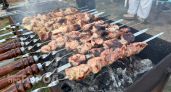 Добавляю в маринад обычный хлеб: мясо становится нежнее масла и буквально тает во рту без долгого ожидания