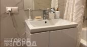 Забудьте про громоздкие тумбы в ванной: дизайнеры перешли на легкие решения которые экономят пространство