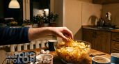 Перестаньте выбирать между чипсами и сухариками: диетологи объяснили, какой продукт быстрее губит сосуды