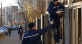 В Иванове огородят аварийный дом с досками над тротуаром к школе