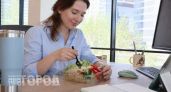 Хватит смущать офис ароматами еды: шеф-повар подобрал лучшие продукты для обеда без запаха и стыда