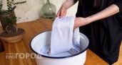 Хватит портить ткань кипячением: просто добавьте две ложки этого средства в таз и белизна вернется моментально