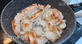 Добавляю щепотку соды к курице и забываю про сухость: мясо получается нежнее, чем в дорогом ресторане