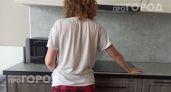 Микроволновка отмывается от застарелого жира сама: пара ложек соды и пять минут работы вместо изнурительной чистки