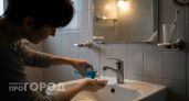 Перестаньте тратить деньги на бытовую химию: ополаскиватель для рта отмоет весь дом до блеска за копейки