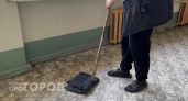 Перестаньте совершать эту ошибку при уборке: почему мытье пола по направлению к выходу портит чистоту дома