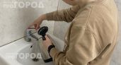 Забудьте про жесткую щетку: налет в чайнике растворяется за полчаса после применения этого средства