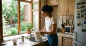 Привычка наливать горячую воду в чайник опустошит ваш кошелек: узнайте, почему этот метод выйдет боком