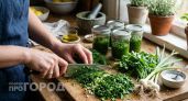 Больше не сушу и не морожу зелень: делаю пикантную чесночную пасту, которая выручает в любом блюде до весны