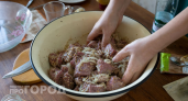 Больше никакого жесткого мяса: добавляю этот доступный продукт и шашлык становится нежнее любого стейка