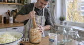 Забудьте про вздутые крышки и мутный рассол: мой метод хранения квашеной капусты в обычном тепле без потерь