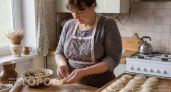 Забыла про замес теста навсегда: два простых продукта и пара минут превращают муку в идеальную основу