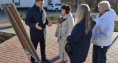 Несмотря на сложности с подрядчиками: на Силикатном завершили благоустройство «Аллеи памяти»