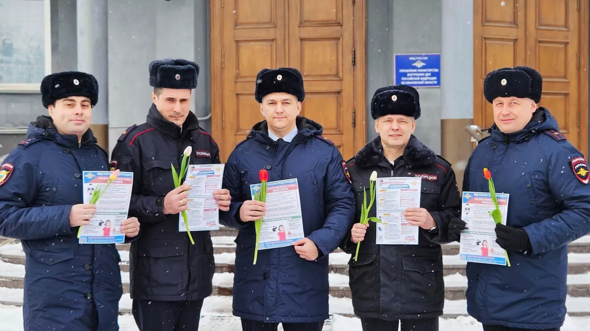 Ивановские полицейские с цветами вышли на улицы поздравлять женщин