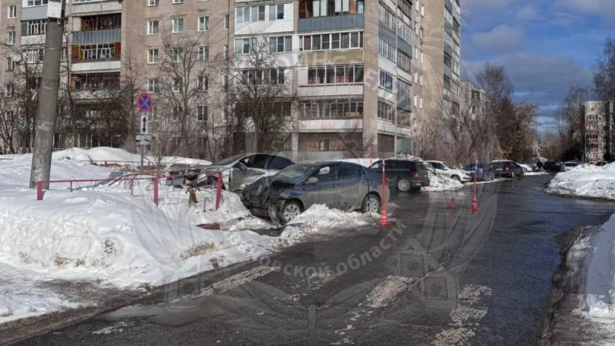 Водитель попал в больницу после столкновения на парковке в Иванове