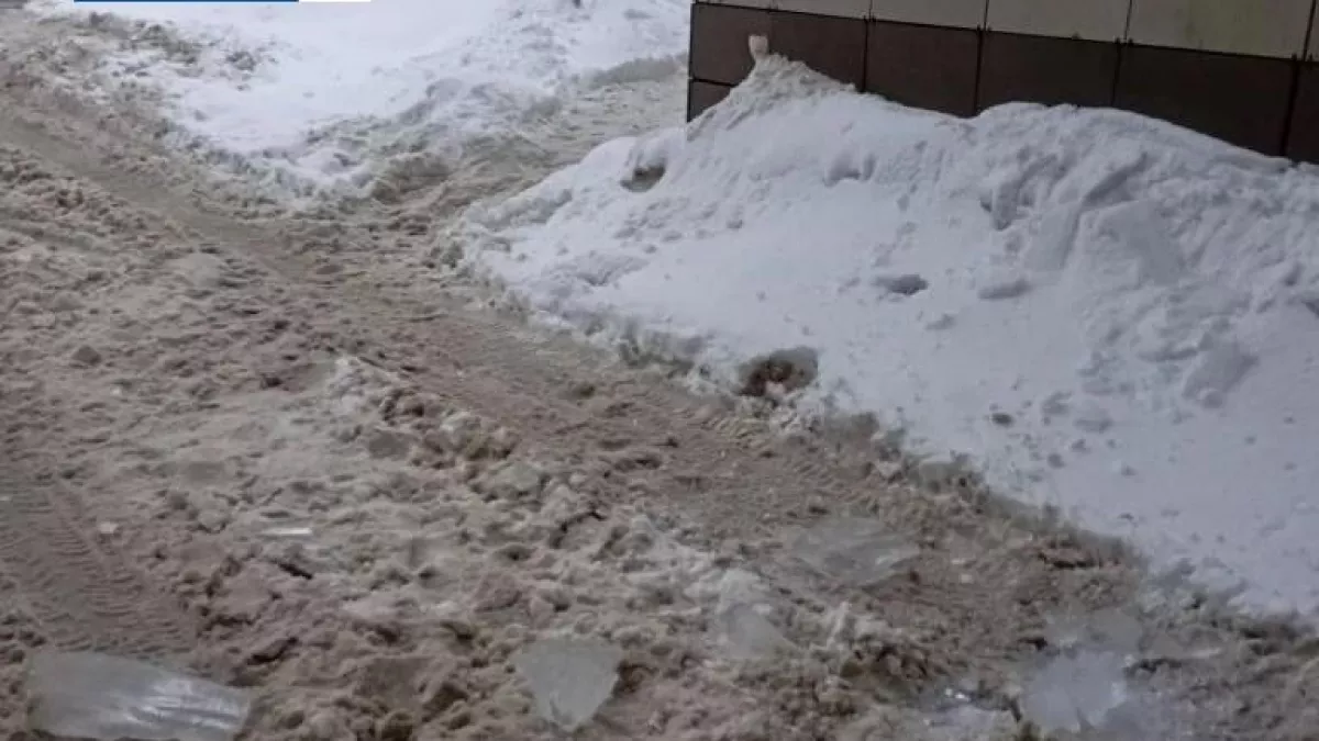 Ситроен раздавлен льдом: управляющая компания игнорирует опасность на Лежневской