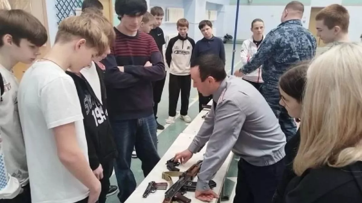 Сотрудники колонии учат школьников выбирать профессию