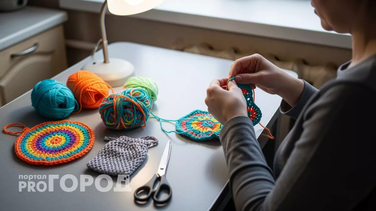 Бабушка научила превращать клубочки пряжи в домашние мелочи и забыть про лишние траты