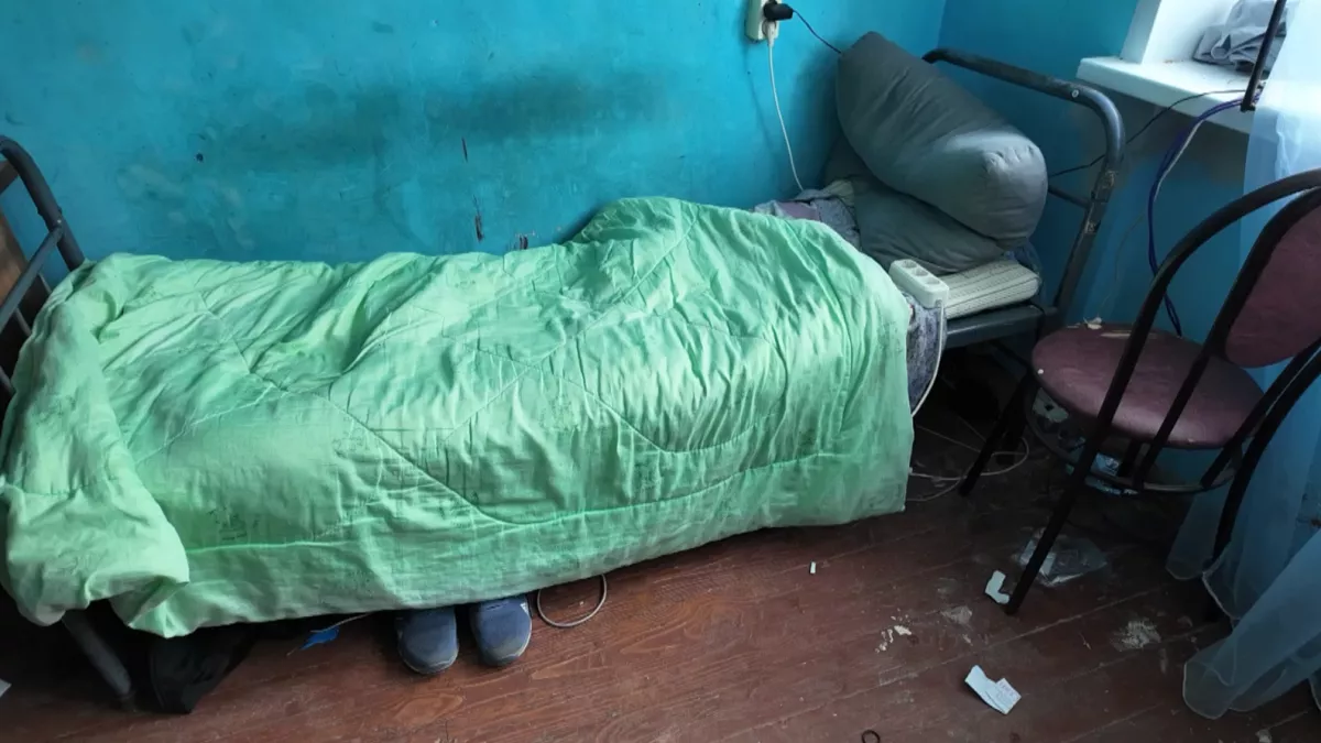 Студенты из Таджикистана спали на матрасах без кроватей в общежитии