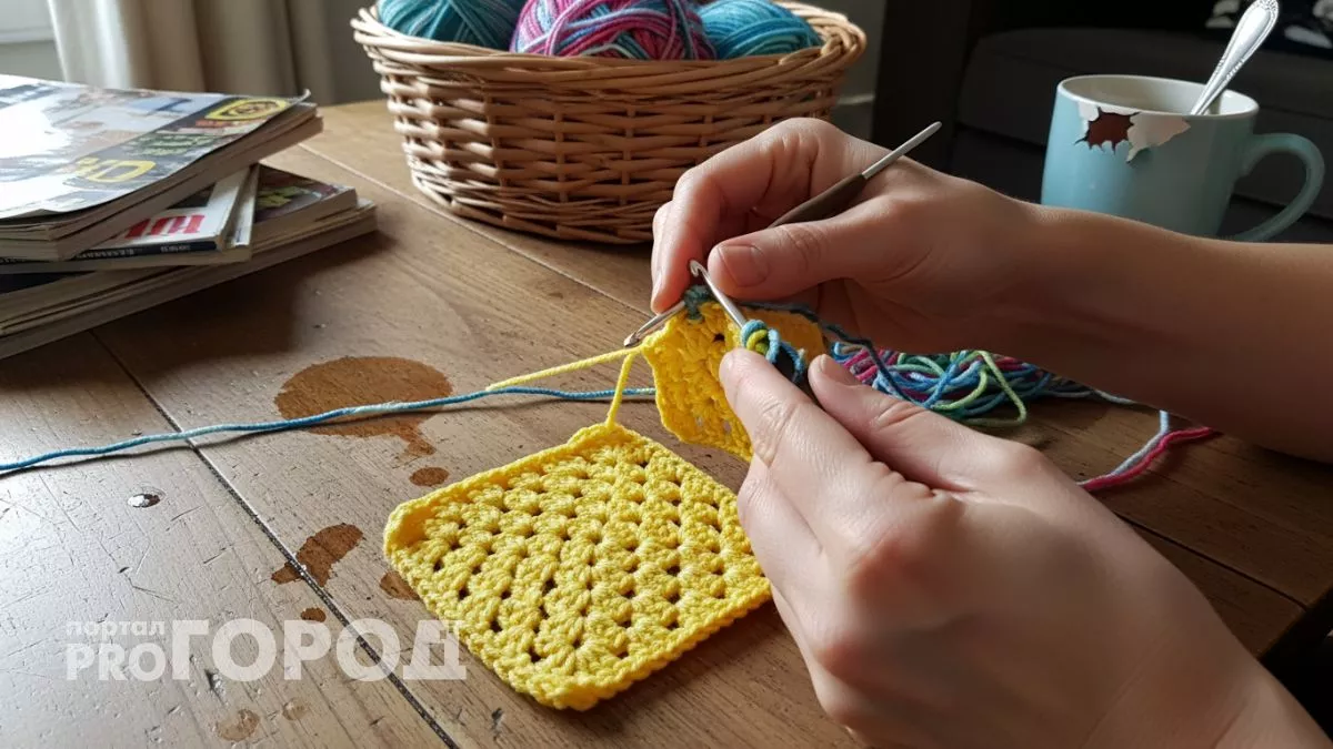 Накопилась гора остатков пряжи и некуда девать: показываю 5 способов превратить их в нужные мелочи