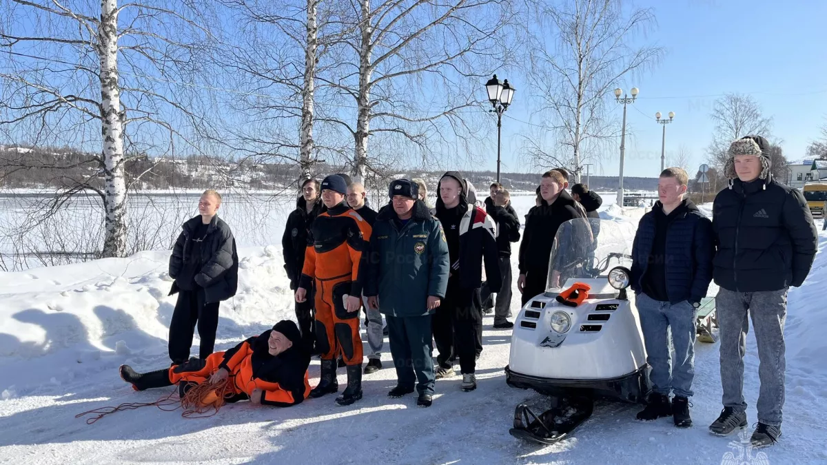 На Волге отрабатывали спасение провалившихся под лёд при студентах