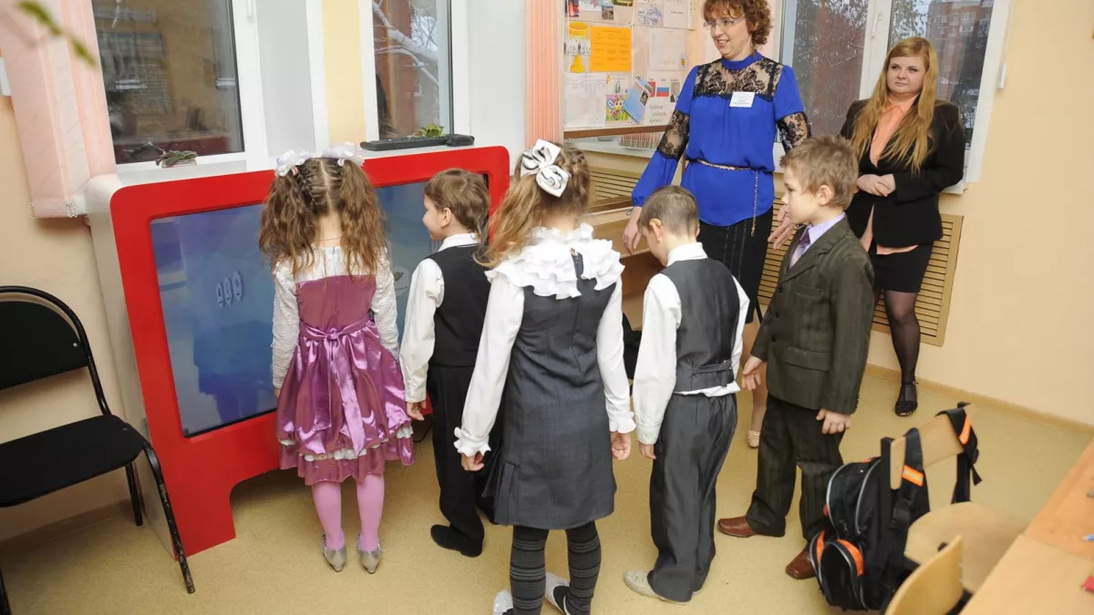 Медсестры и рабочие держатся за место работы 6 лет