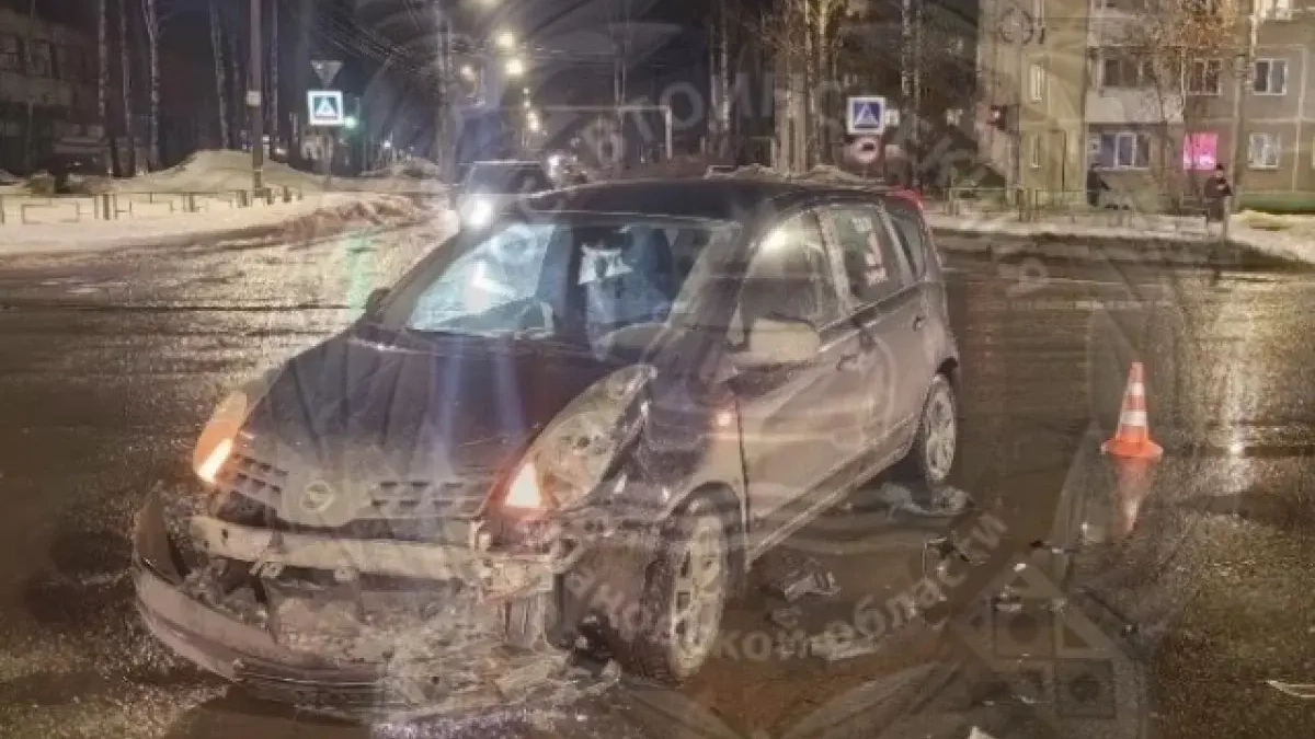 В Шуе при развороте на светофоре «ВАЗ» врезался в столб ЛЭП