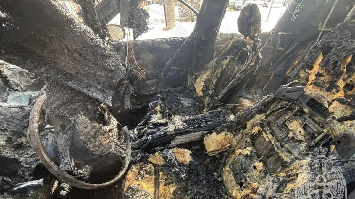 На улице Маевка в Вичуге дотла сгорел «Мерседес»