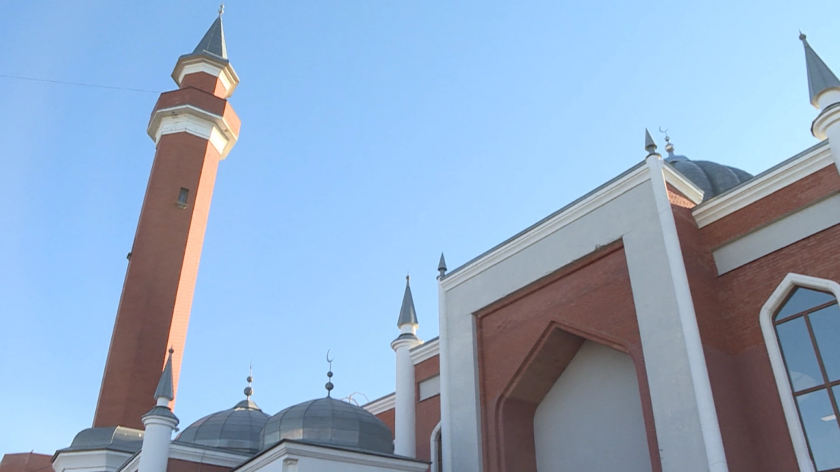 Сотни верующих собрались в ивановской мечети на Ураза-Байрам