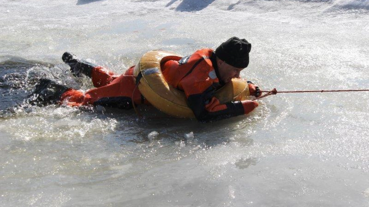 Рыбак провалился под лёд на реке Уводь и был спасён