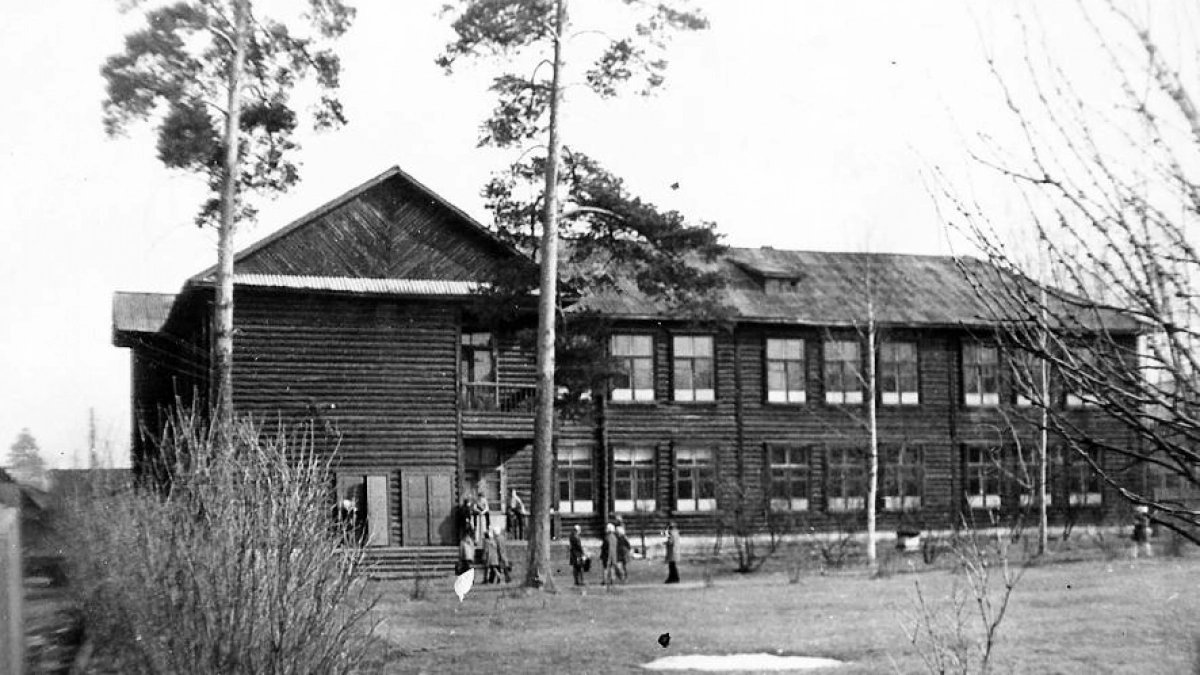 В Мугреевском открыли доску учителю, встречавшей детей яблоками 40 лет