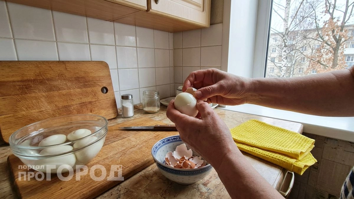 Скорлупа прилипает не из-за свежести яиц — причина кроется в температуре варки
