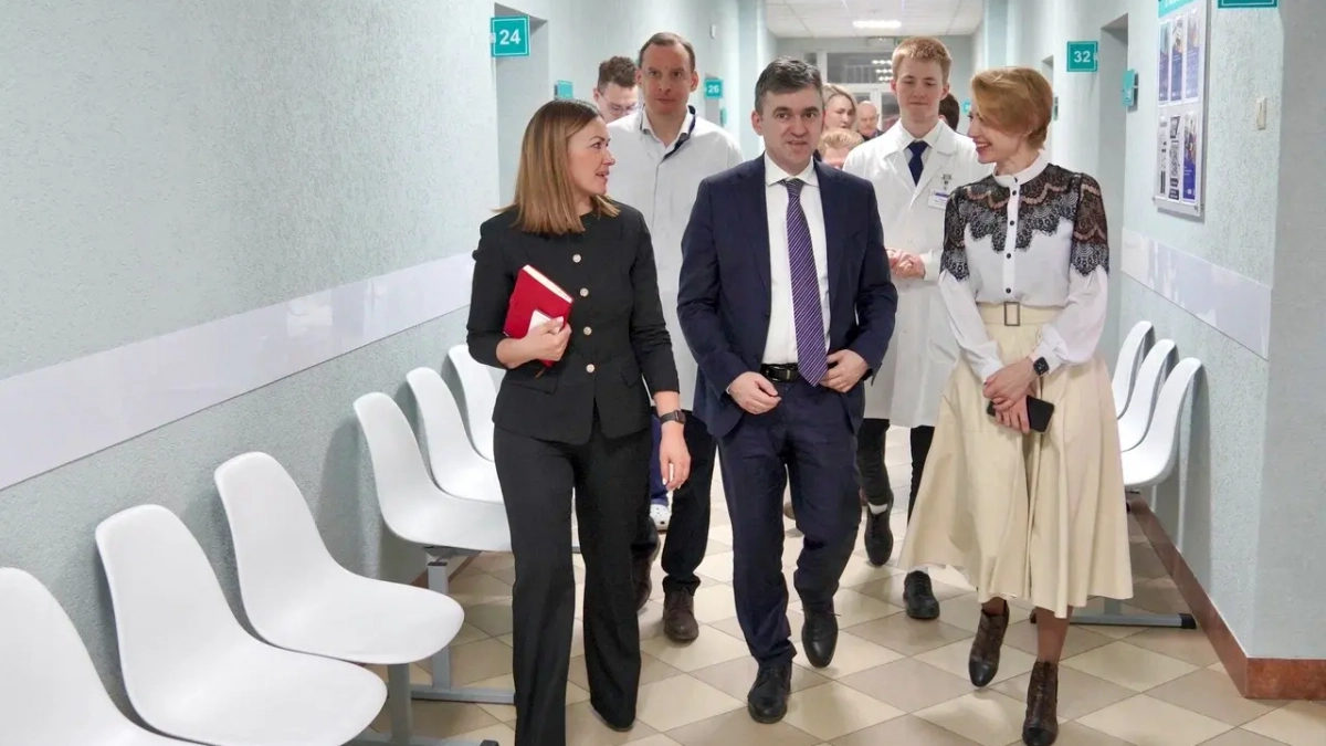 Губернатор пообещал отремонтировать крышу поликлиники №3 после личного визита