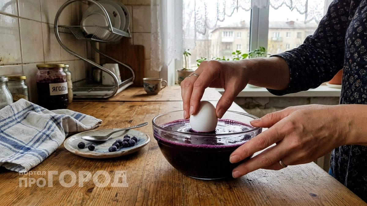 Вместо грязной шелухи просто кидаю в воду горсть замороженных ягод и достаю к празднику роскошные сапфировые яйца