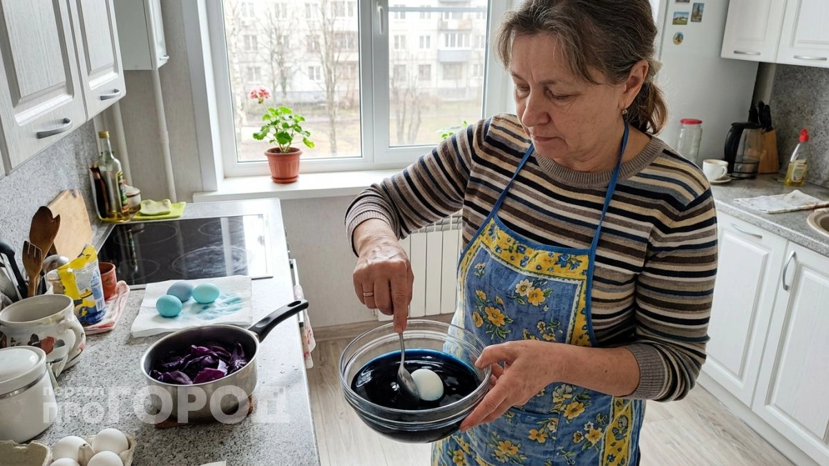 Забудьте про луковую шелуху — крашу яйца отваром капусты и получаю глубокий индиго без единого красителя