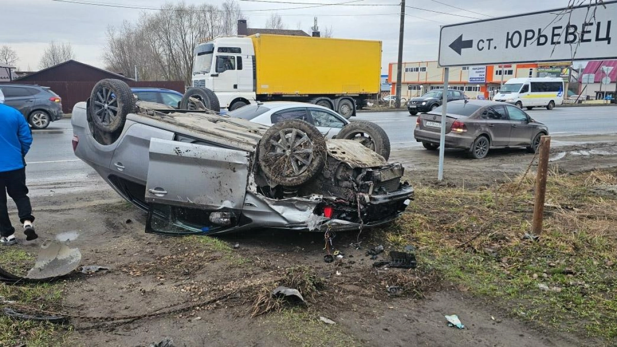 Водитель «Лады Весты» повернул налево под запрещающий знак — Volkswagen улетел в кювет