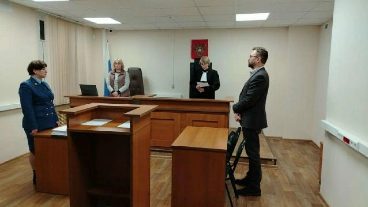 Суд обязал экс-главу Заволжского района вернуть 8 млн рублей за семейные контракты