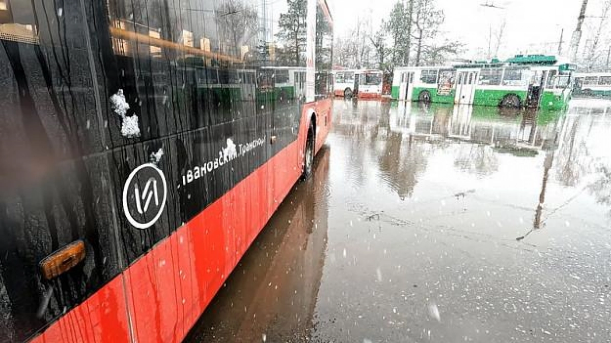 Троллейбусное депо в Иванове затопило из-за разобранного ливневого колодца
