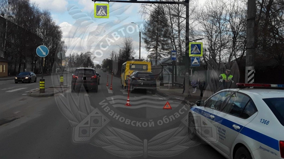 В Иванове 66-летний водитель Chery врезался в автобус на остановке