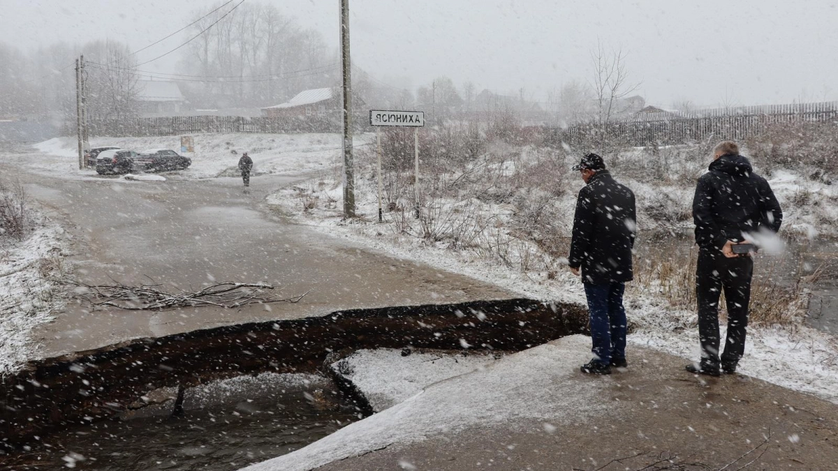 Размытая дорога отрезала деревню Ясюниха от Иванова: въезд закрыт