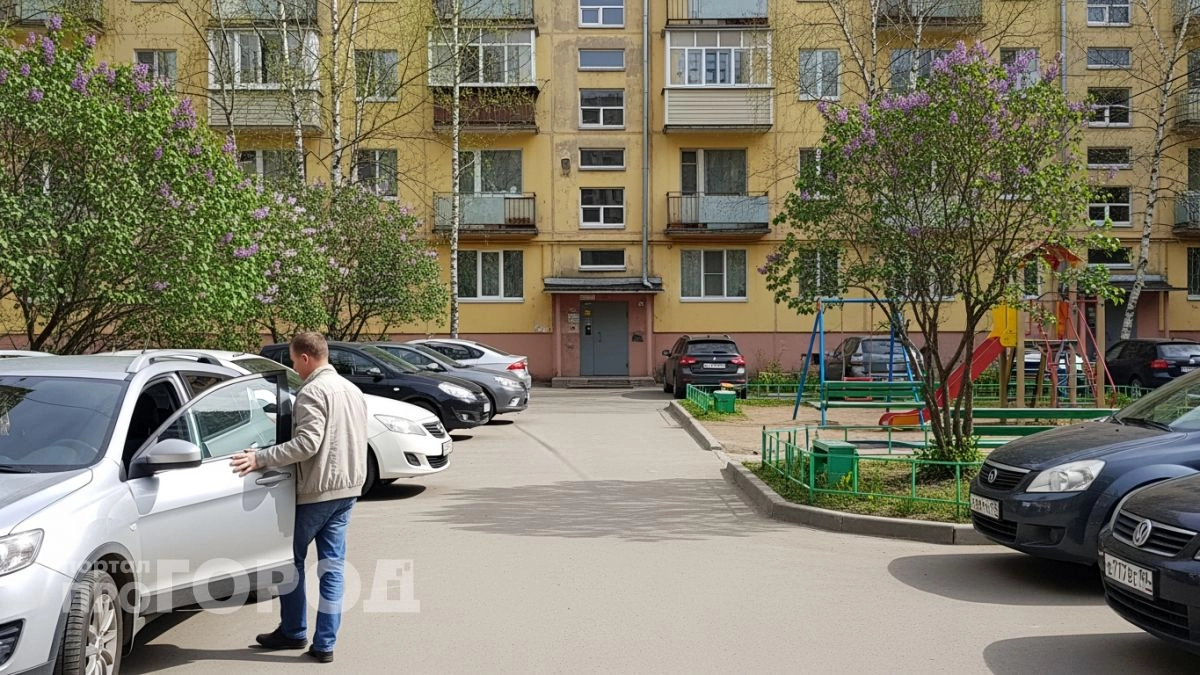 Смеялся над китайцами пока не попробовал сам: почему кусок фанеры у колеса машины спасает от больших проблем