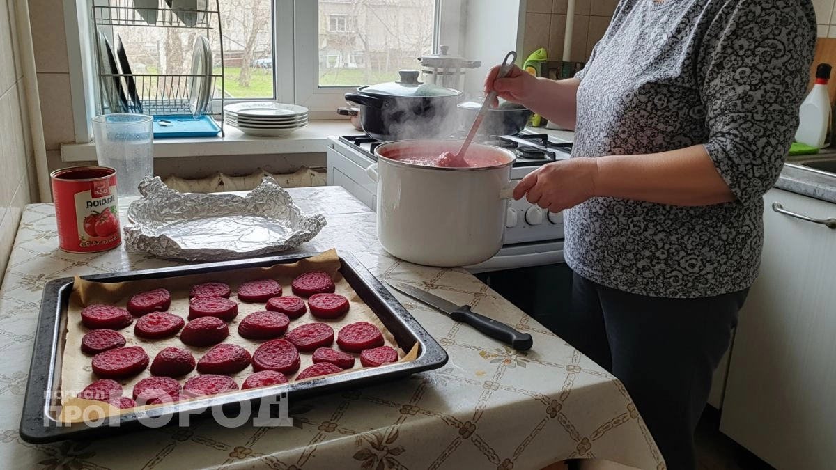 Добавляю эту копеечную добавку в зажарку и теперь мой борщ всегда рубинового цвета: гости требуют добавки каждый раз