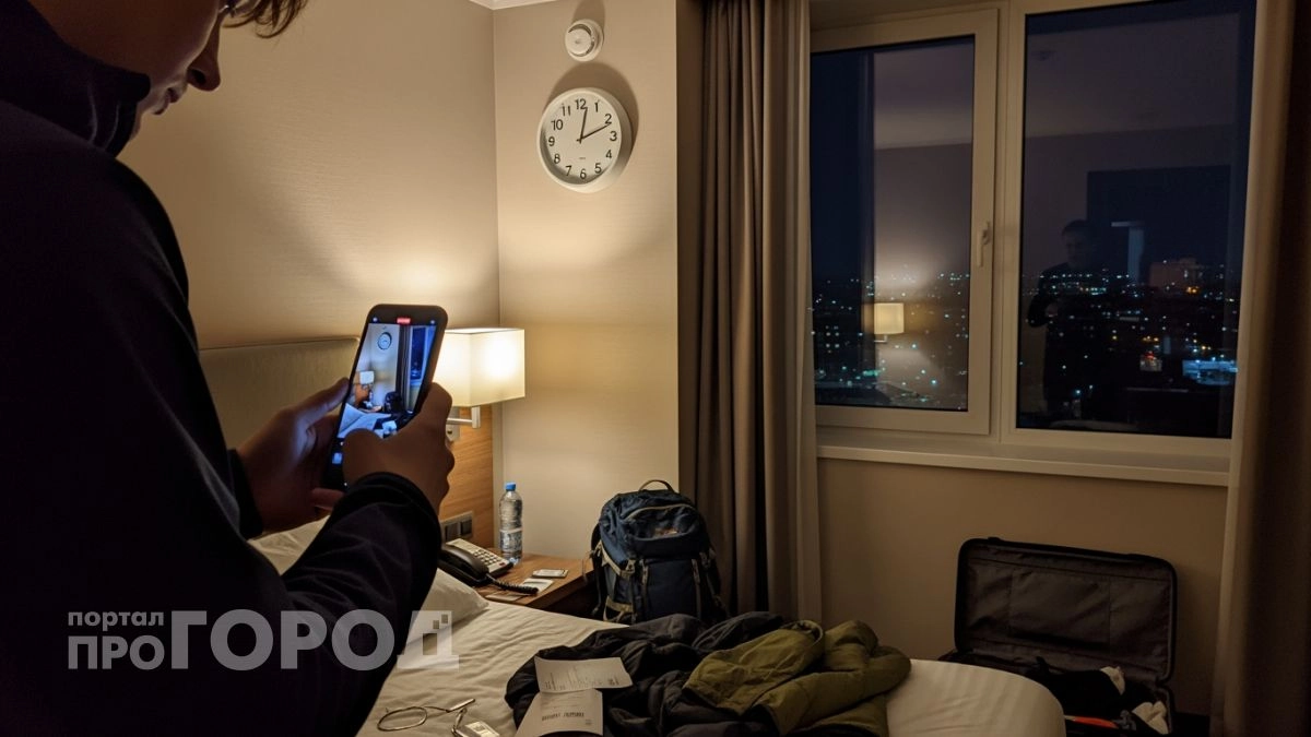 Забудьте про паранойю в отеле: один простой прием с камерой вашего смартфона мгновенно выявит скрытую слежку