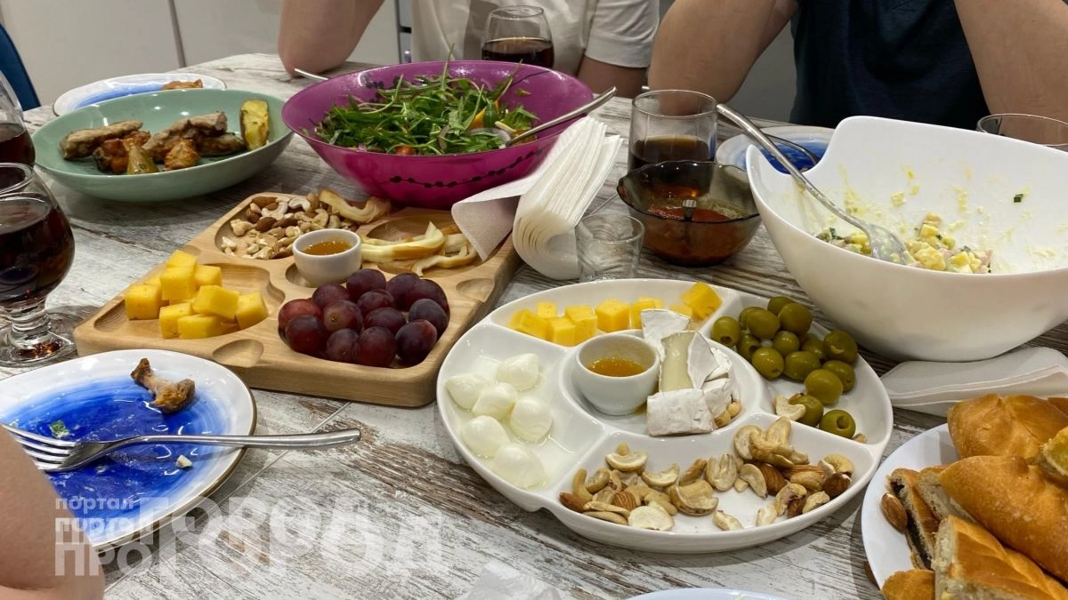 Обеденный стол на кухне это лишний хлам: дизайнеры показали стильную альтернативу для современных квартир