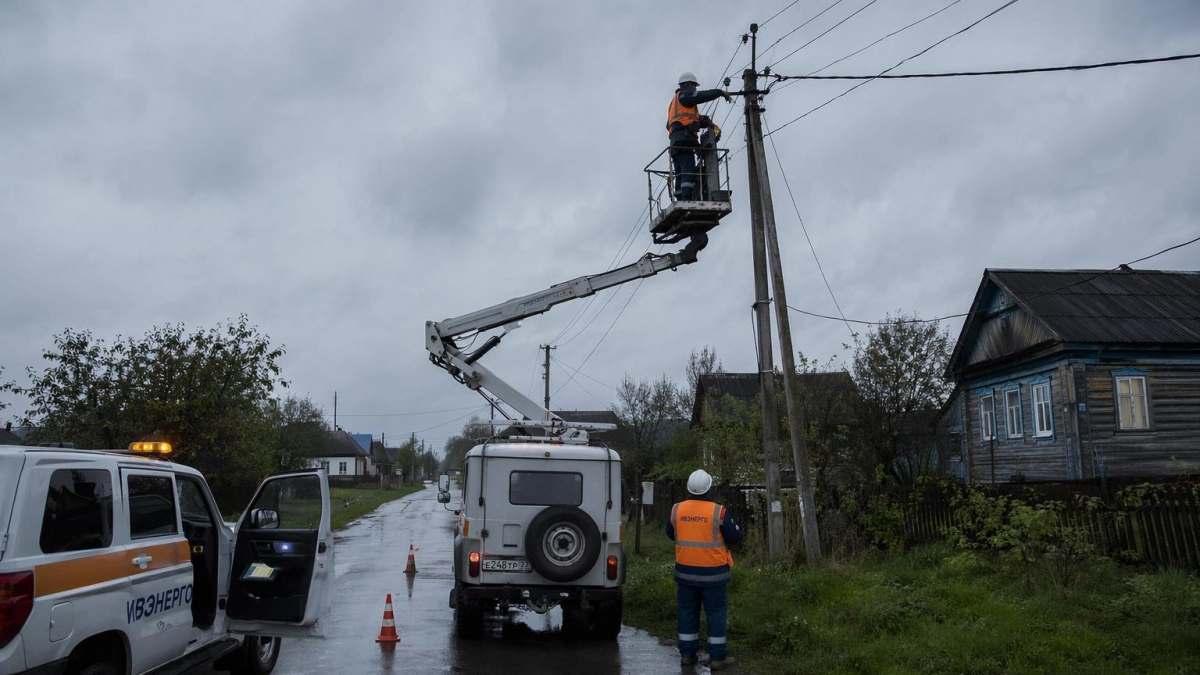 Непогода отключила свет в нескольких районах Ивановской области: 14 бригад устраняют последствия