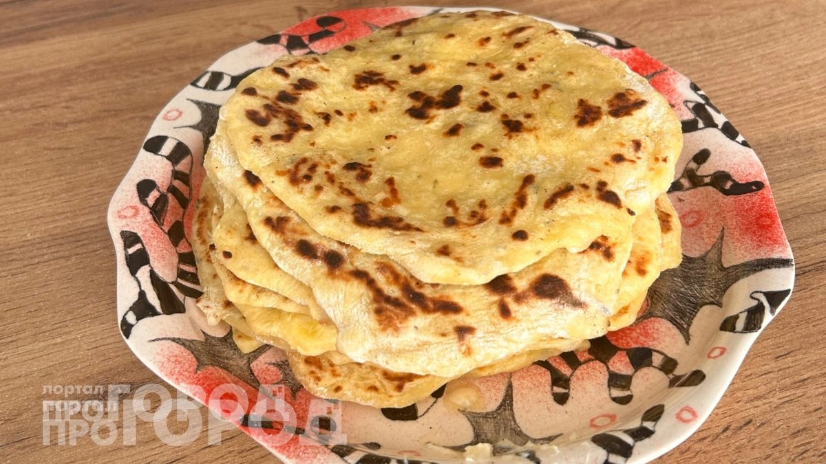 Больше не трачу время на замес теста: картошка с сыром превращаются в пышные лепешки за пару минут на плите