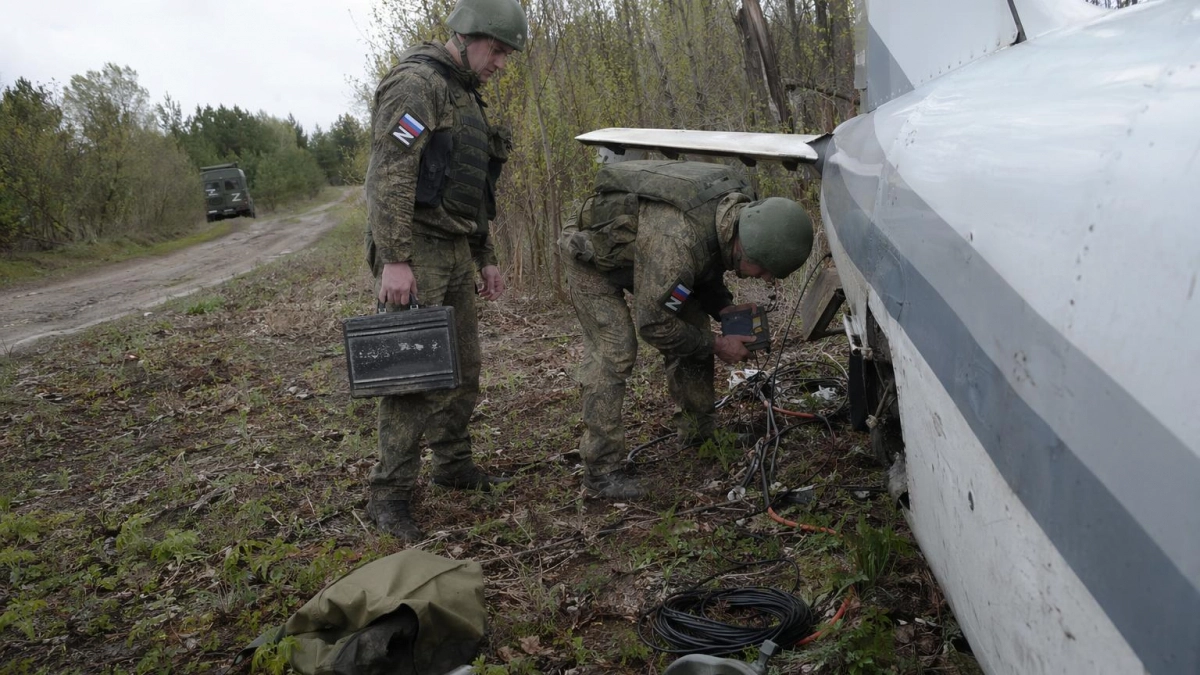 Разминирование самолета, расследование дела об избиении и поддержка IT-систем: главные новости за 28 апреля