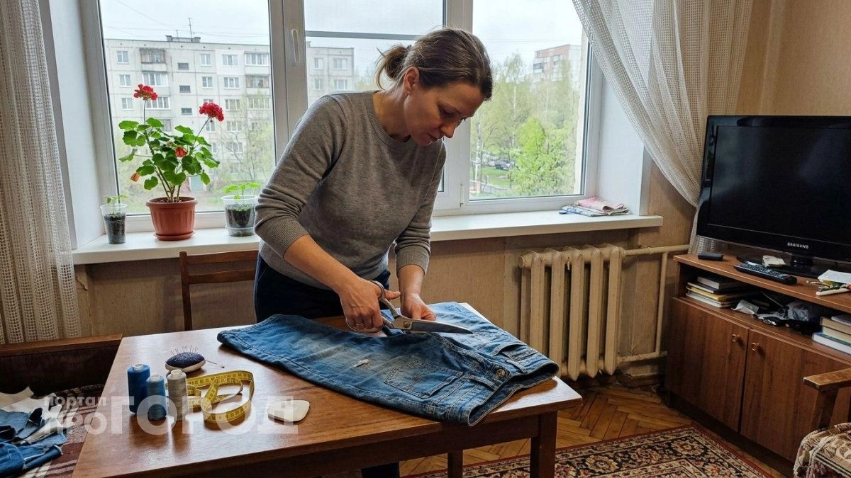 Больше не трачу тысячи на аксессуары: шью стильные вещи из старых джинсов за один свободный вечер
