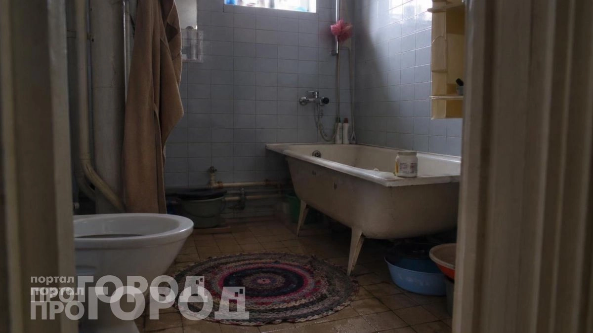 Перестала выбрасывать старые футболки: показываю как за вечер сплести стильный коврик без навыков шитья