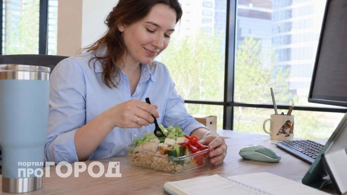 Хватит смущать офис ароматами еды: шеф-повар подобрал лучшие продукты для обеда без запаха и стыда